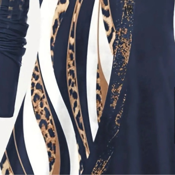 Tunic blouse NWOT. Never worn/didn’t fit - Picture 2 of 5